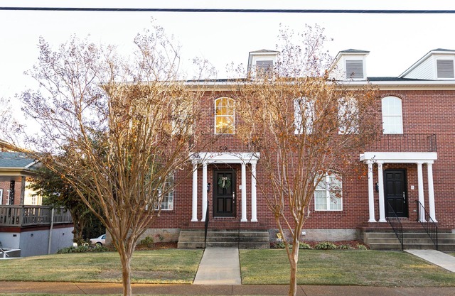 Beautiful 4-bedroom condo with WiFi, AC in fabulous Florence Downtown near UNA