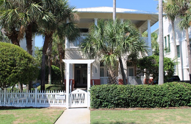 Beautiful 4-br 3 king beds, 20 seconds to beach, community pool