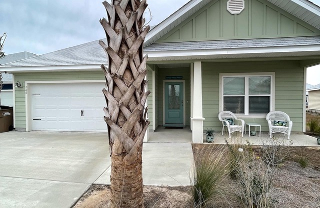 Beautiful 4bd house super short walk to the beach! HEATED POOL