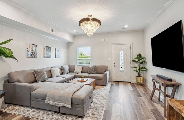 Beautiful 5 Bedroom 5 en suite Bath luxury home by the Superdome