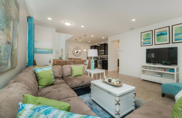 Beautiful 6 Bed 5 Bath House - Professionally maintained home w/ private pool