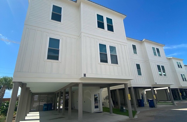 Beautiful 6 Bedroom Beach House with private pool!