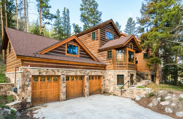 Beautiful 6BR home in West Keystone - w/private hot tub, fireplace, and more!