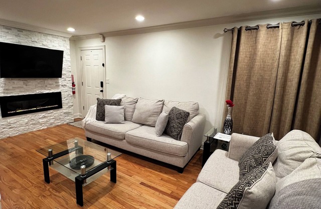 Beautiful and comfortable home close to O'HARE airport