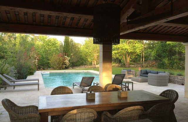 Beautiful and quiet house with pool. 5 bedrooms. 4000m2 garden
