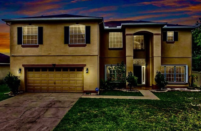 Beautiful and Spaces 5 Bedroom Home Close to Disney