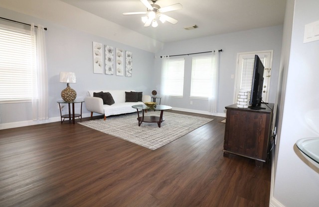 Beautiful and Spacious 3bd/2bth House close to Airport and Downtown