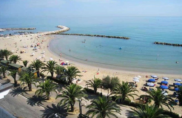 Beautiful apartment for 6 guests with pool, A/C, WIFI, TV, balcony, pets allowed and parking