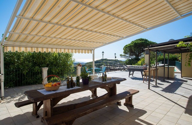 Beautiful apartment for 30 people with A/C, pool, WIFI, hot tub, TV and patio