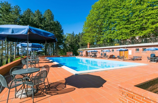 Beautiful apartment in villa for 4 people with WIFI, pool, TV, terrace and pets allowed