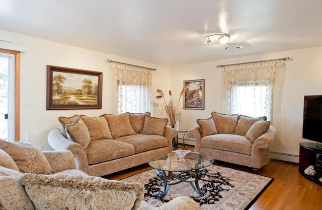 Beautiful Apartment-5 Beds-Parking-Super Clean!