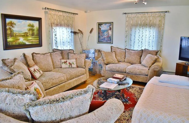 Beautiful Apartment-5 Beds-Parking-Super Clean!!!