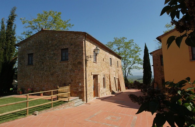 Beautiful apartment for 6 people with pool, A/C, WIFI, TV and pets allowed, close to San Gimignano