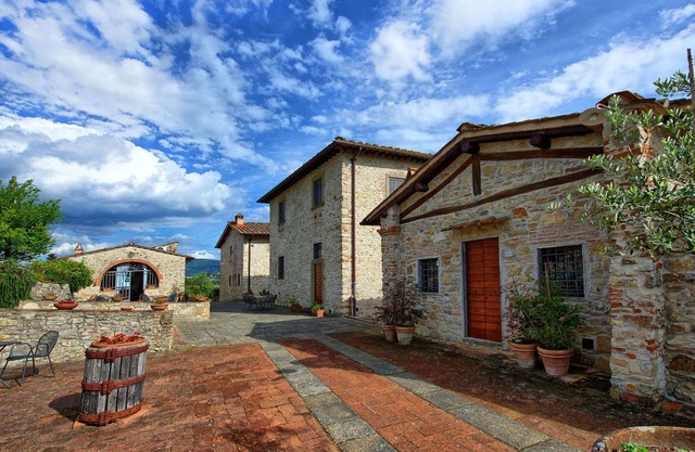 Beautiful apartment for 4 people with pool, WIFI, TV and parking, close to Florence