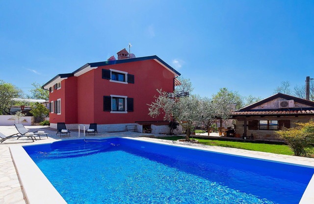 Beautiful apartment for 6 guests with A/C, WIFI, private pool, TV and terrace