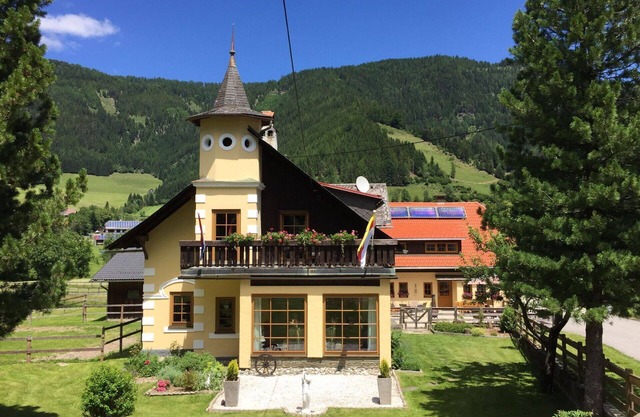 Beautiful apartment for 5 people with hot tub, WIFI, TV, patio, pets allowed and parking