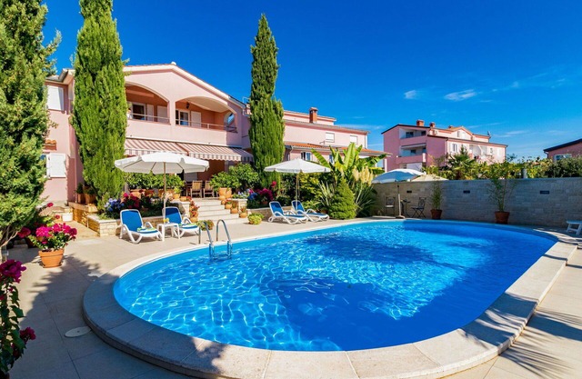 Beautiful apartment for 4 people with WIFI, pool, A/C, TV, balcony and pets allowed