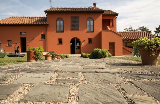 Beautiful apartment in villa for 4 guests with pool, A/C, hot tub, WIFI, TV and panoramic view