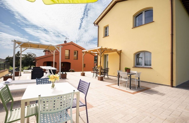 Beautiful apartment in villa for 5 people with A/C, WIFI, pool, TV, patio and parking