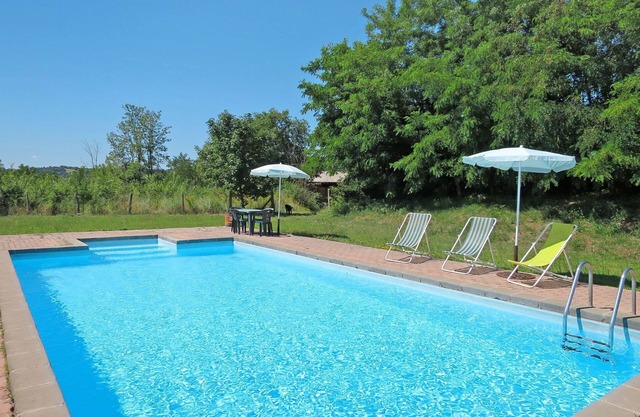 Beautiful apartment in villa for 5 people with WIFI, pool and patio