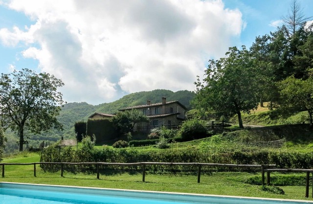 Beautiful apartment in villa for 2 guests with WIFI, pool, TV, patio and parking