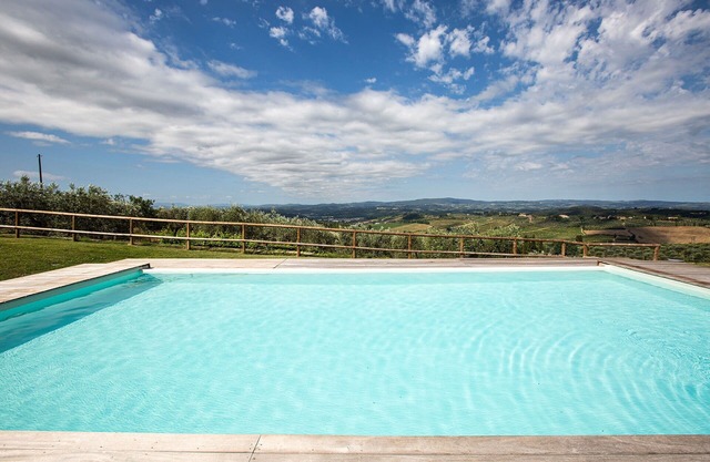 Beautiful apartment for 6 people with WIFI, pool, A/C, TV and panoramic view, close to San Gimig.