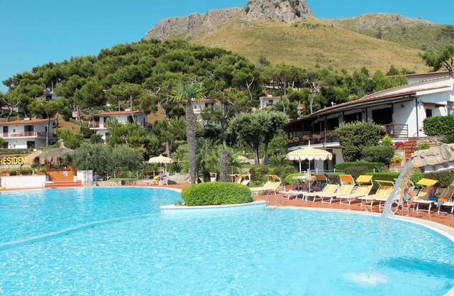 Beautiful apartment for 6 people with WIFI, pool, A/C, TV, terrace, pets allowed and parking