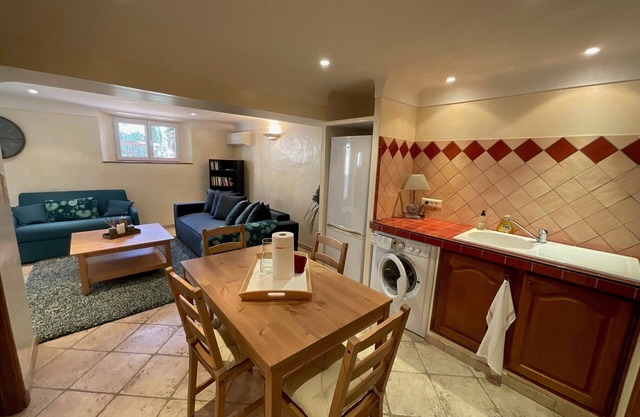 Beautiful apartment, with tennis court, in a magnificent property in Provence Verte.