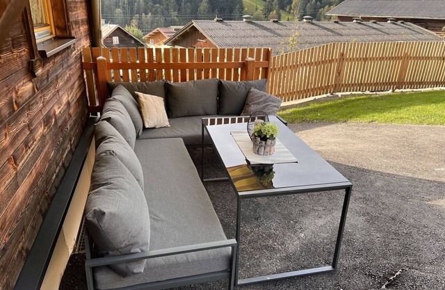 Beautiful private villa for 10 people with WIFI, TV and patio