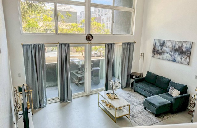 Beautiful Balcony Loft in Little Italy w/Parking