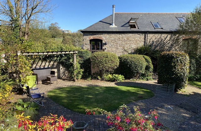 Beautiful Barn, huge garden, perfect retreat close to Devon beaches & estuaries