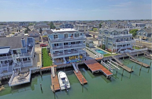 Beautiful Bayfront in heart of Avalon