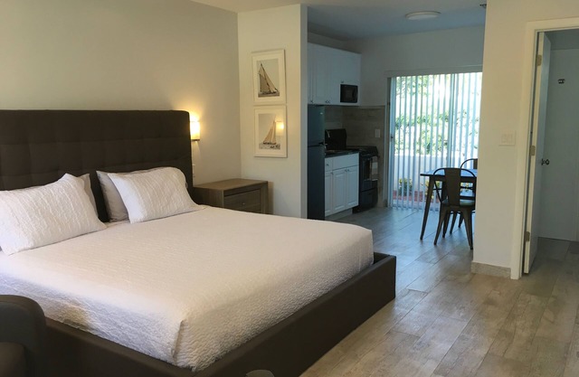 Beautiful Beach-side Studio, steps from beach