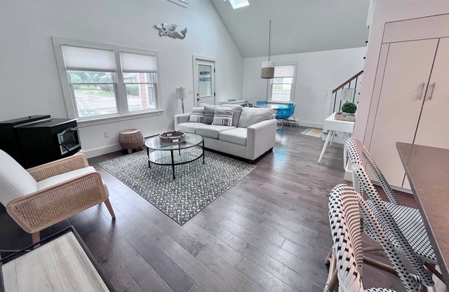 Beautiful Beach Cottage 1 Mile From East Matunuck Beach