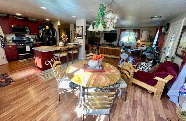 Beautiful Bend Home, sleeps 9,Near Old Mill.