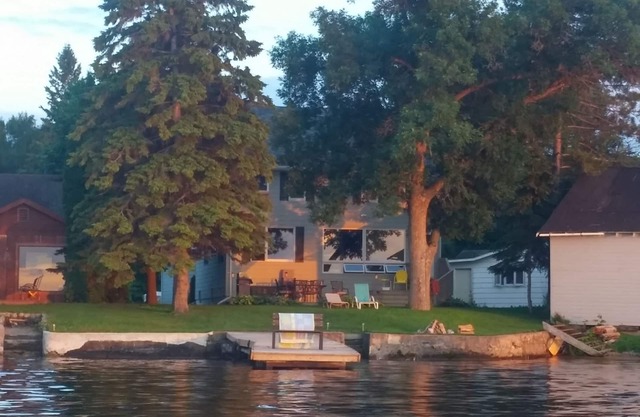 Beautiful border waters lake retreat, 50ft from waters edge! Private dock!