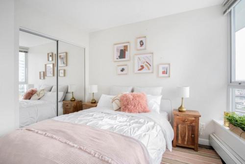 Beautiful Bright with water view DT 2BR 2BTh sleeps 4 guests