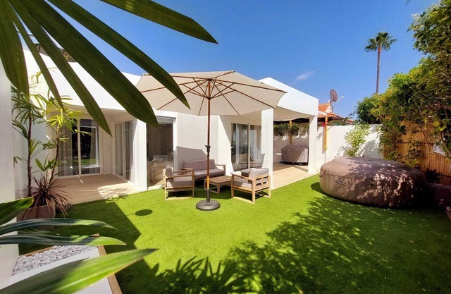 Beautiful bungalow with hydromassage, terrace and pool.