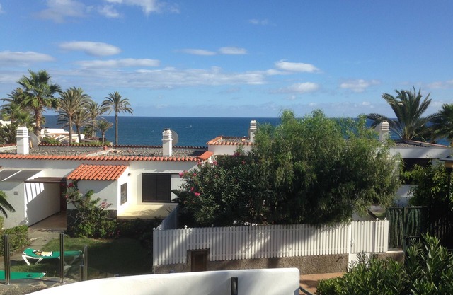 Beautiful bungalow with generous kitchen, sea view and beach/sea access