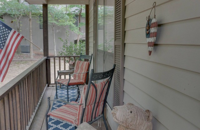 Beautiful bungalow w/golf, pool, hiking, dining