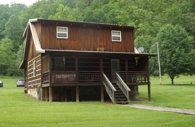Beautiful Cabin located by the Creek. 15 minutes to White Water Rafting
