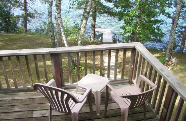 Beautiful cabin with awesome lake view of crystal clear/sandy Lake Belle Taine