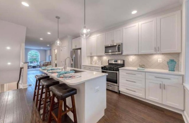 Beautiful Canton Home w/rooftop deck +Private parking