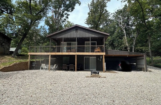 Beautiful chalet with lake access and close to entertainment! Bring the family!