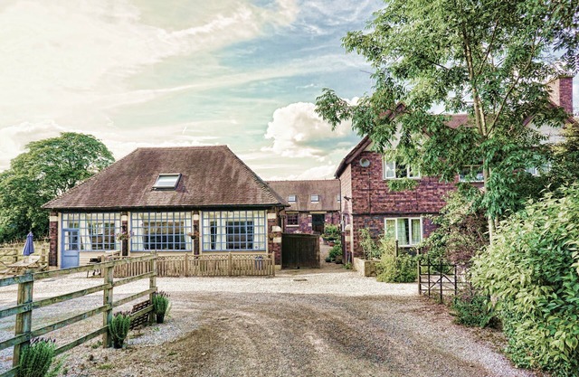 Beautiful Coach House idyllic village setting on edge of The Peak District BRIAR