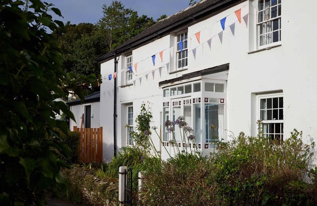 Beautiful cottage with sea views and private beach access
