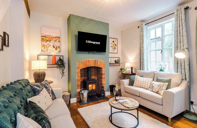 Beautiful Cozy Cottage Home in Sandbach, Sleeps 4!