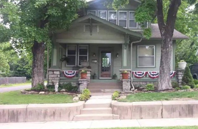 Beautiful Craftsman home near C-Street for you and your pets!