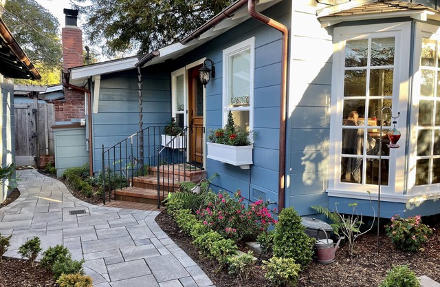 Beautiful Downtown Carmel”Marley Cottage” 2bd, 2ba+Den+Hot Tub! 30 day minimum.