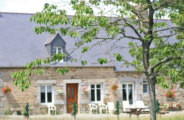 Beautiful cottage with fireplace and large garden in Villedieu-les-Poêles